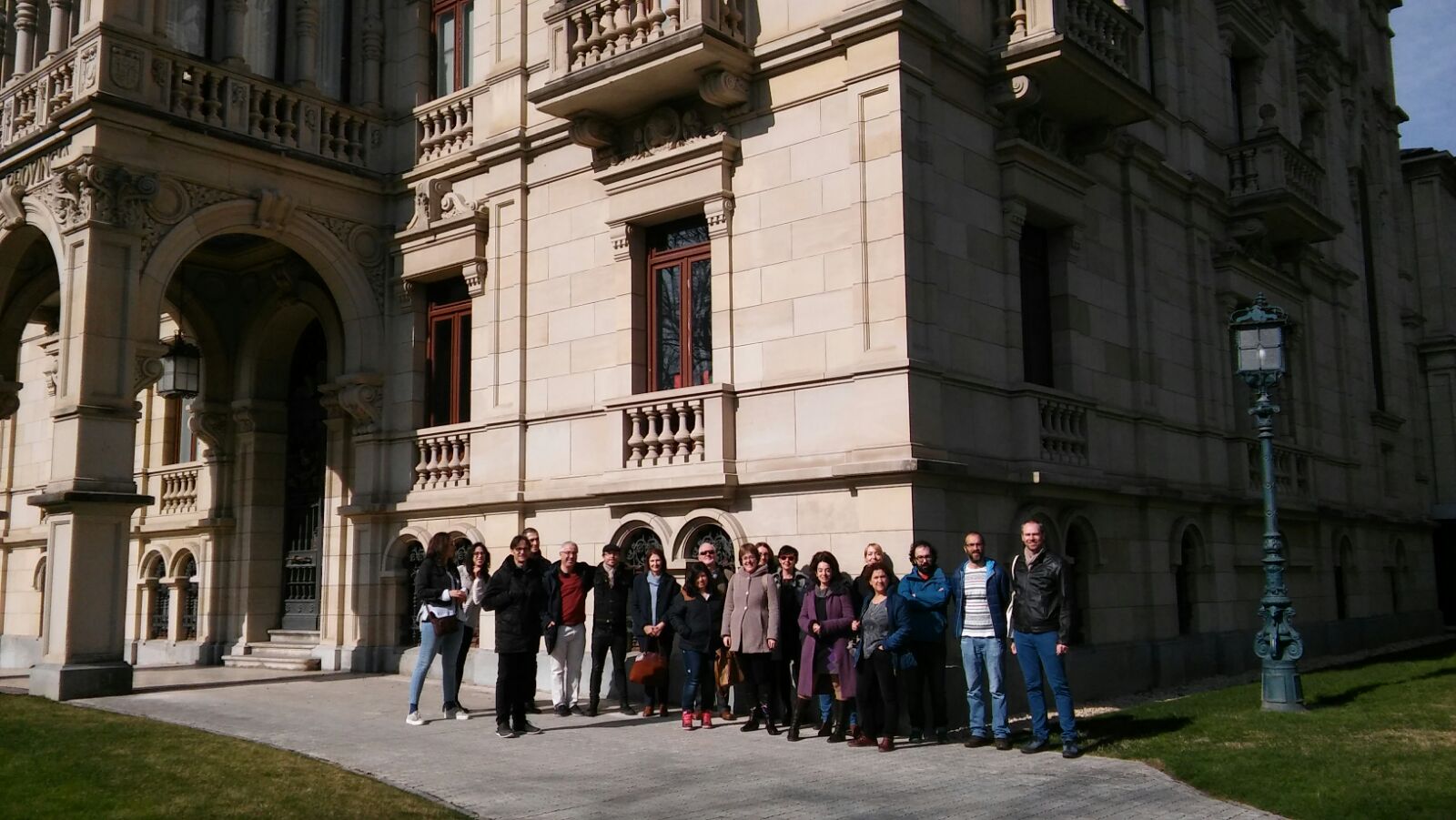 actividad en inglés relacionada con el arte, con un profesor de UPtoU