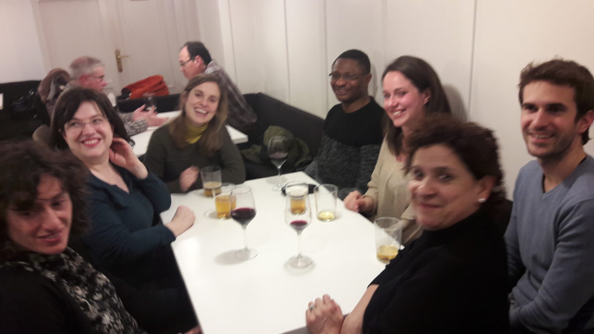 conversación en inglés en la quedada Free Speaking de la academia UPtoU