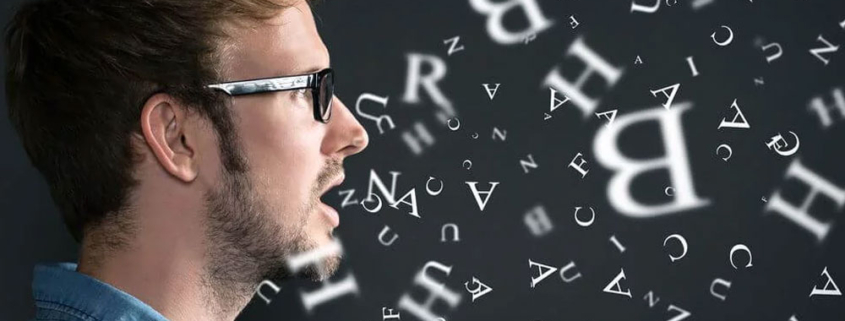 fondo con letras de inglés y un alumno adulto